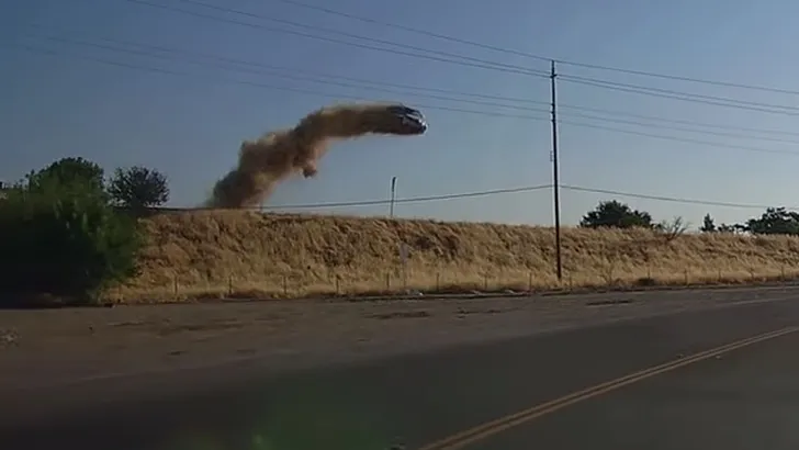 Bizar: auto springt 15 meter van viaduct (video)