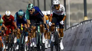Isaac del Toro heeft een eerste tik uitgedeeld aan Remco Evenepoel in de strijd om de UAE Tour. De Mexicaan won na een fenomenale sprint de eerste etappe door Cees Bol te verslaan.