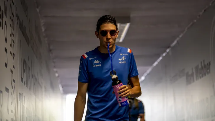 Esteban Ocon kan niet krikken (video)