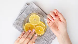 Zo maak je je nagels weer mooi helder op natuurlijke wijze (met één simpele keukenhack)