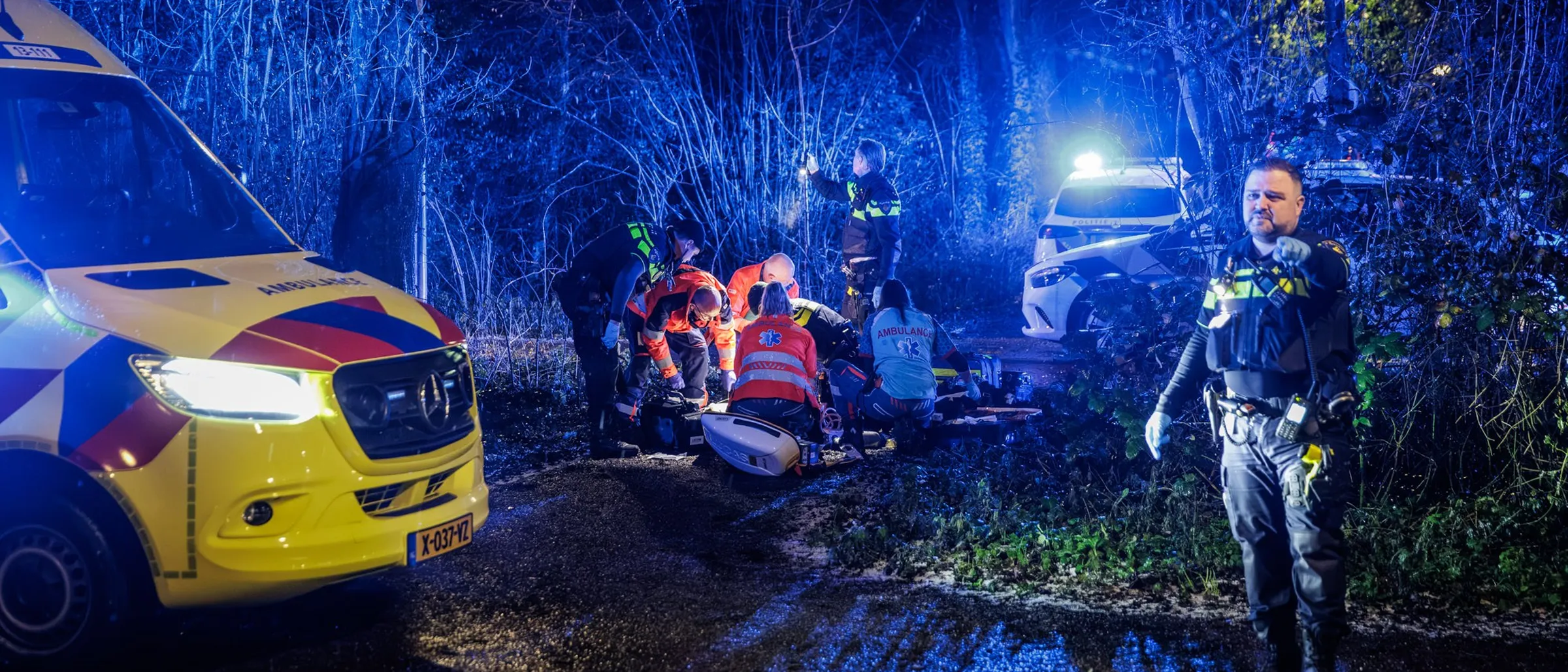 Hulpverleners proberen tevergeefs het leven van een van de neergeschoten jonge Syriërs te redden.