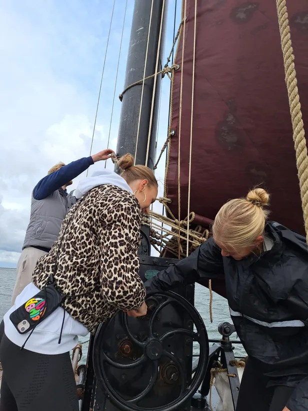 Aan het werk op de zeilboot 