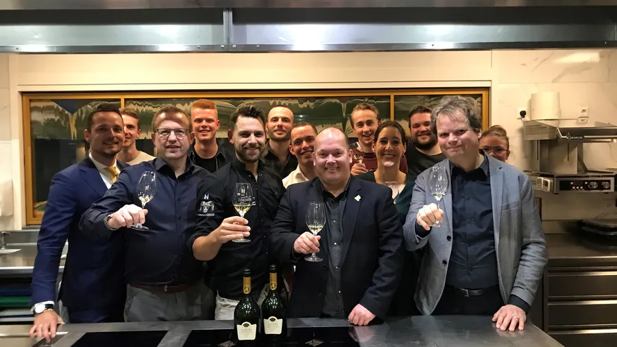 De nieuwe  SVH  Meesterkok met de brigades en de commissie Meesterproef SVH  Meesterkok 