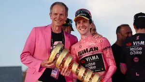 Simon Yates en Richard Plugge na winst in Giro