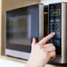 keukenfout - persoon gebruikt magnetron in keuken