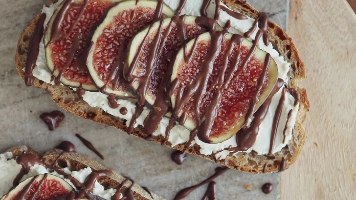 Recept: brood met buffelricotta, vijgen en chocolade