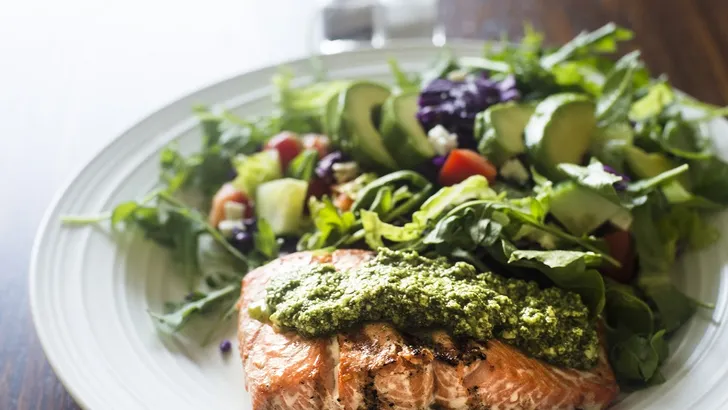 Het nieuwste succesdieet is een mix tussen keto en intermittent fasting