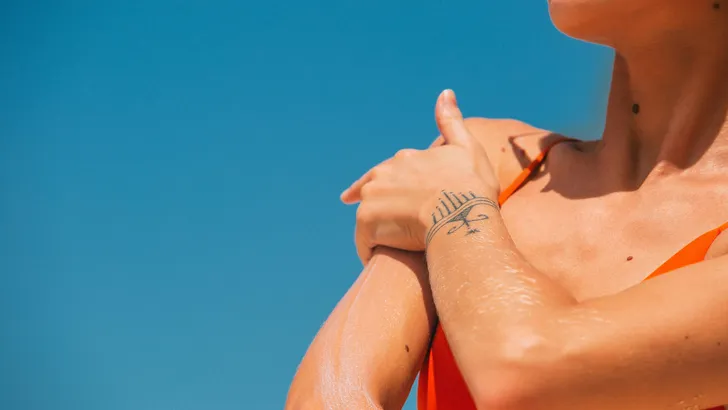 Hoe bescherm je kleding tegen schadelijke UV straling van de zon?
