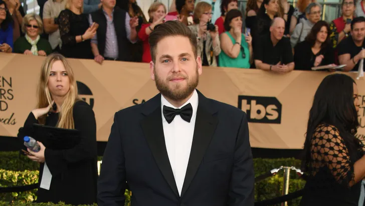 Jonah Hill vertelt over zijn nieuwe lichaam in hilarisch filmpje