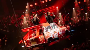 Kraantje Pappie en Dj La Fuente in een vliegende auto tijdens De Vrienden van Amstel LIVE