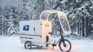 YouTuber bouwt afgedankt postvoertuig van 40.000 dollar om tot camper en trotseert sneeuwstorm