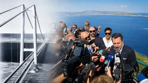 Fotomontage van een 3D-render van de geplande Messinabrug naast Matteo Salvini die de pers te woord staat bij de Straat van Messina