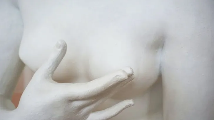 22-jarige vrouw moet museum verlaten vanwege ‘te blote’ decolleté