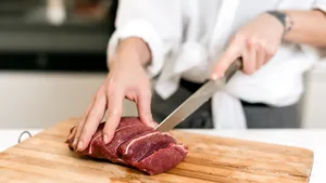 Dachten we het altijd fout? Waarom vlees eten je volgens nieuw onderzoek kan helpen 100 te worden