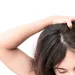 Vrouw heeft jeuk aan haar hoofdhuid.