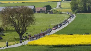 Sfeerbeeld van een klein peloton op Zwitserse wegen in de Ronde van Romandië 2025.
