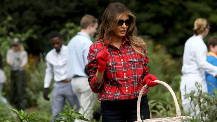 Glamourous tuinieren met Melania: trek een peperdure Balmain blouse aan