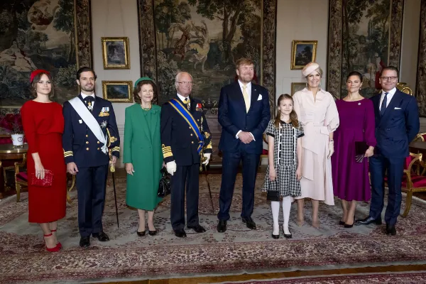 Bij het staatsbezoek van ons koningspaar droeg prinses Sofia de Loop Mini Bag in felrood bij zich.