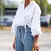 Vrouw in stijlvolle, chique blouse.