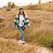 Vrouw aan het wandelen op de hei