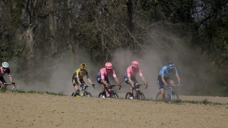 Minister Grapperhaus over fietsen in groepen: '1,5 meter is heilig'