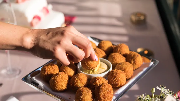 Wat is gezonder: bitterballen uit de frituurpan of uit de oven?