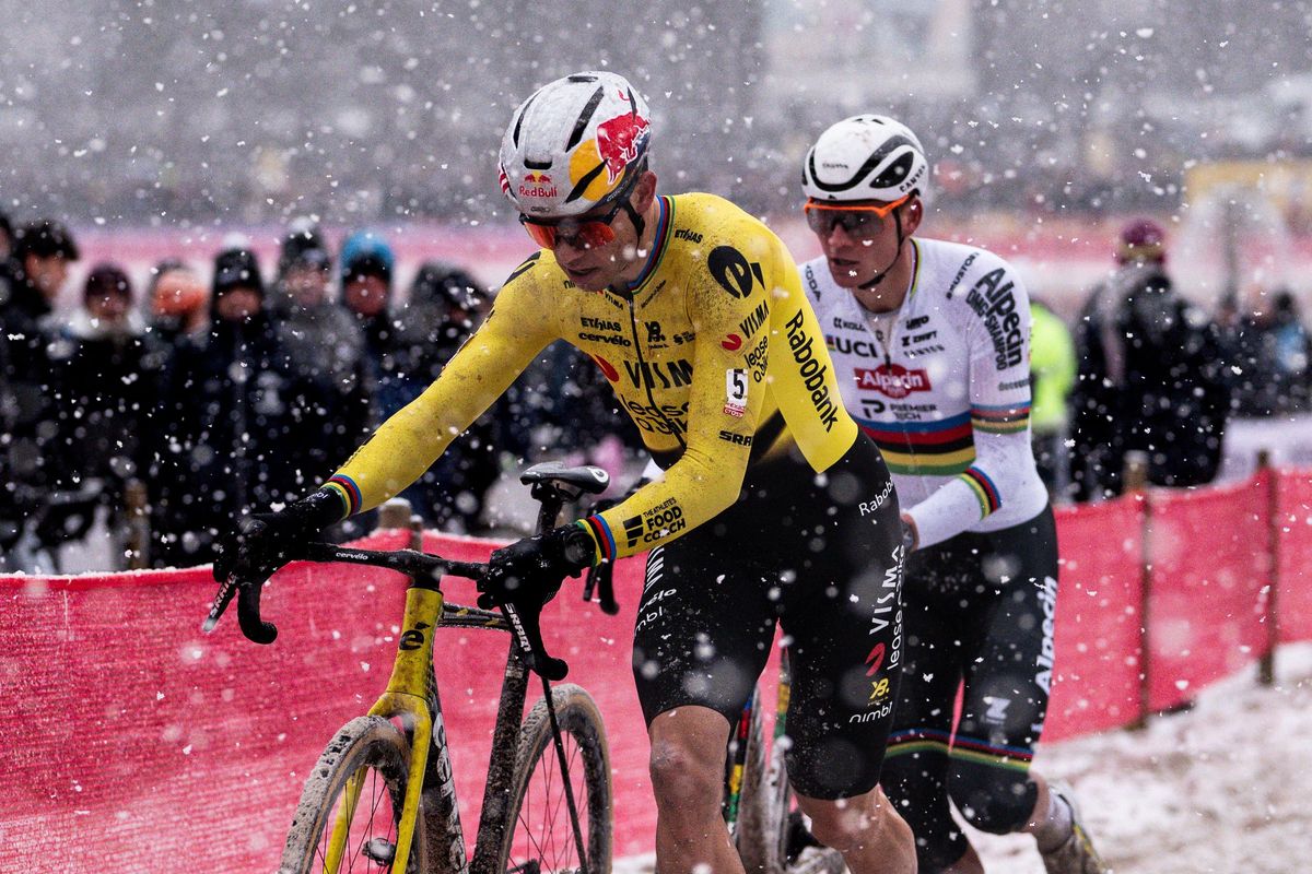 Wout van Aert zag 'heel andere' Mathieu van der Poel deze winter: 'Supersterk, maar minder dominant'