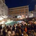 Foto van toeristen bij de Trevi-fontein.