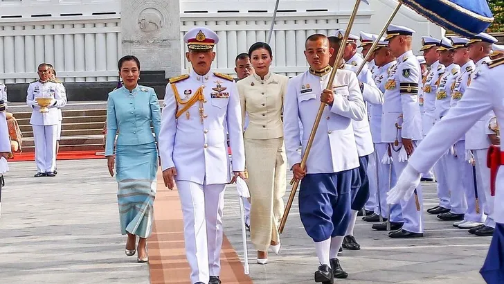 Kersverse koningin Suthida loopt er nog wat pips bij