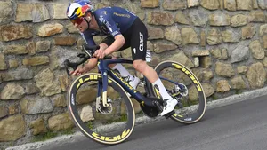 Tom Pidcock in actie op zijn Q36.5-racefiets, waarop duidelijk te zien is dat hij rijdt met een enkel voorblad en geen voorderailleur heeft.