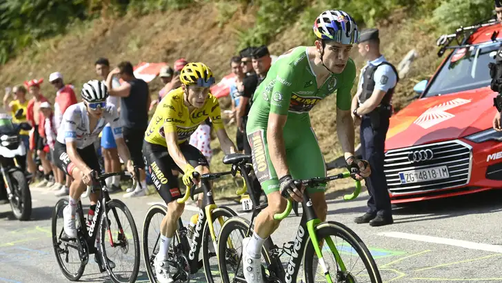 wout van aert, tadej pogacar en jonas vingegaard op de hautacam