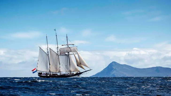 Tall ships varen binnen voor Sail Harlingen