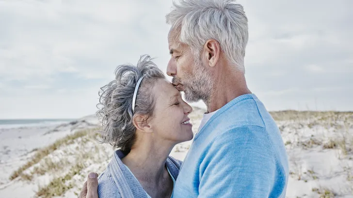 ouder echtpaar kus liefde 