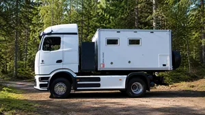 Terwijl de gemiddelde camper de wildernis niet aankan, bouwt deze man een bizar elektrisch expeditievoertuig