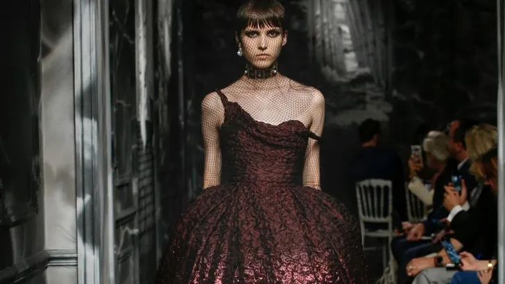 Zien: zwart en draperieën in nieuwste Dior-collectie 