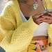 Vrouw in butter yellow vestje - co-ord set H&M