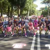 🎥 Indrukwekkende minuut stilte Giro-peloton voor overleden vrouw Robert Gesink (met Visma in zwarte tenues en neefje Gijs Leemreize op eerste rij) | Wieler Revue