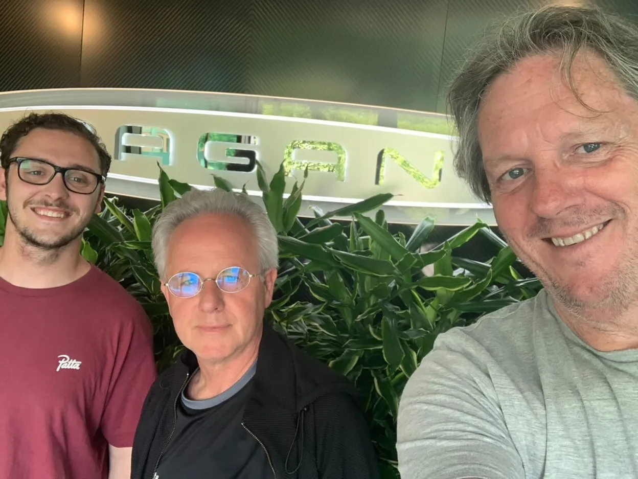 Groepsportret van de zoon van Albert Schutter, Horacio Pagani en Albert Schutter, poserend naast elkaar.