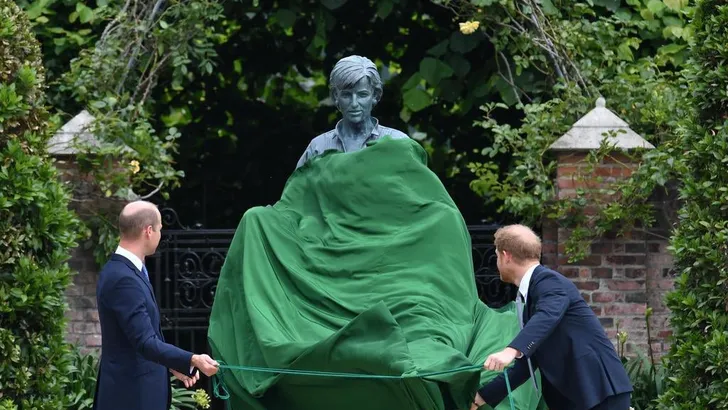 William en Harry onthullen beeld prinses Diana 