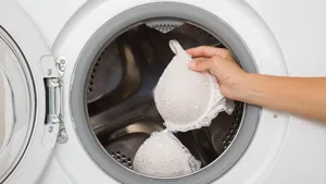 “Hoe vaak moet je een BH wassen en wat is de beste manier? Ontdek praktische tips om je BH’s langer mooi te houden – van wasroutine tot drogen en opbergen.”