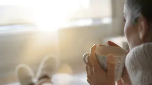 Vitamine D-tekort herkennen: dit zijn de symptomen voor je huid en gezondheid