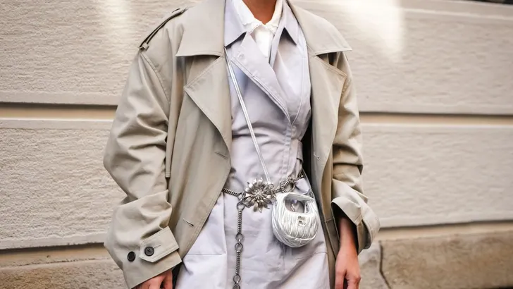 Een model in de summer-collectie van Miu Miu