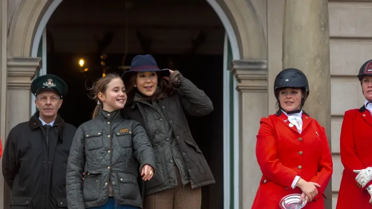 Moeder-dochter-momentje voor prinses Mary en Josephine