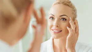 Vrouw is bezig met haar skincare.