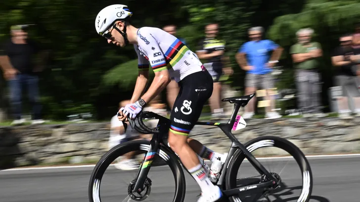 Tadej Pogacar tijdens zijn solo in de Ronde van Zwitserland.