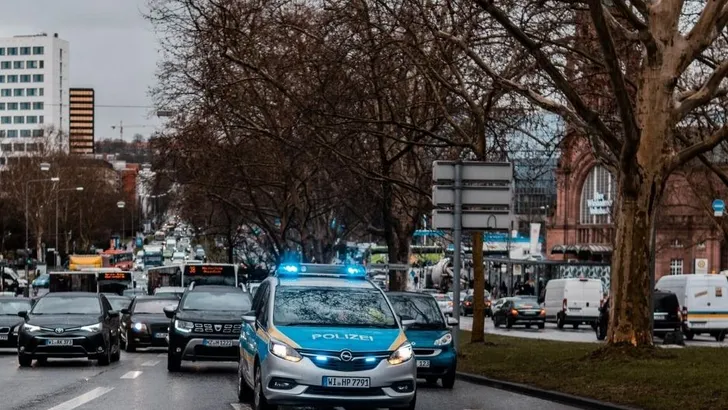 Politie rukt uit om geweerschoten, treft slapende man voor tv aan