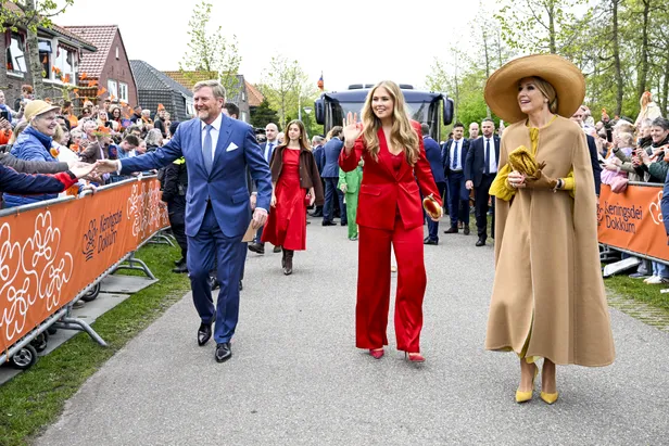 Van top tot teen in rood met een gouden randje: de kroonprinses kwam chic voor de dag in Dokkum! (Beeld: NL Beeld)
