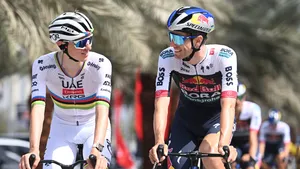 tadej pogacar en finn fisher-black maken een praatje op de fiets