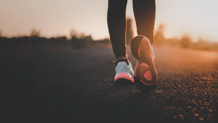 Waarom krachttraining en wandelen samensmelten tot de fitnesstrend van 2026
