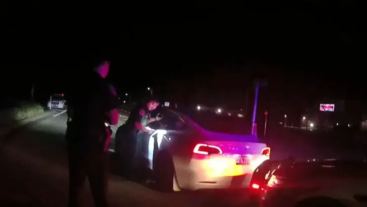 Spookrijdende tieners geven Tesla Autopilot de schuld 
